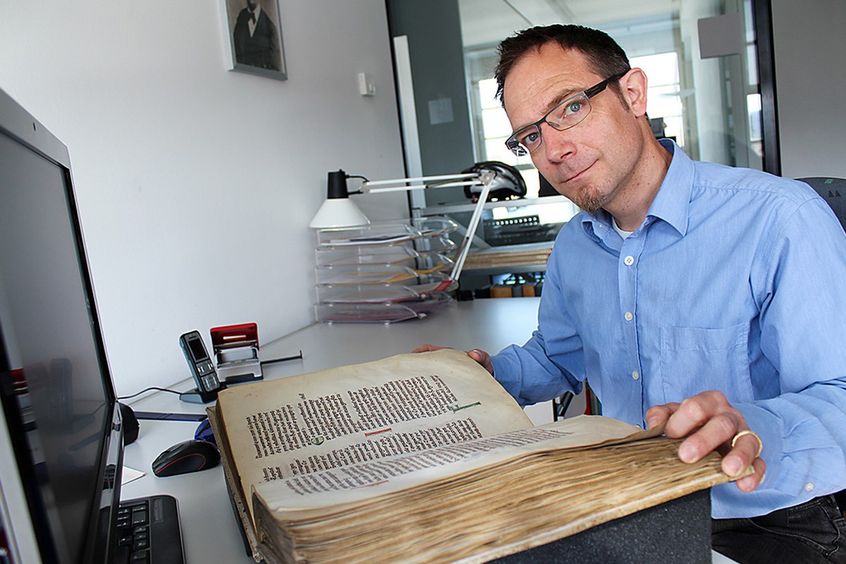 Florian Mittenhuber, wissenschaftlicher Mitarbeiter Burgerbibliothek Burgergemeinde Bern. Vergrösserte Ansicht