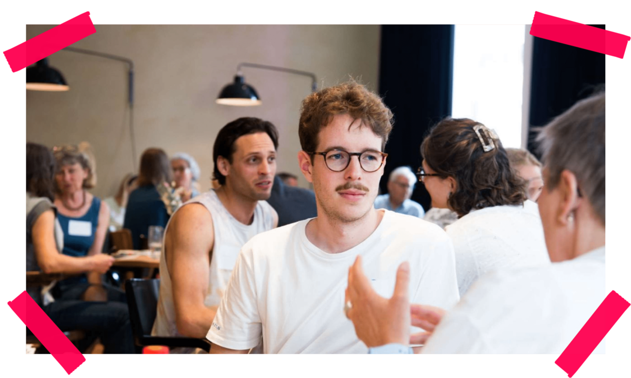 Personen im Berner Generationenhaus im Dialog