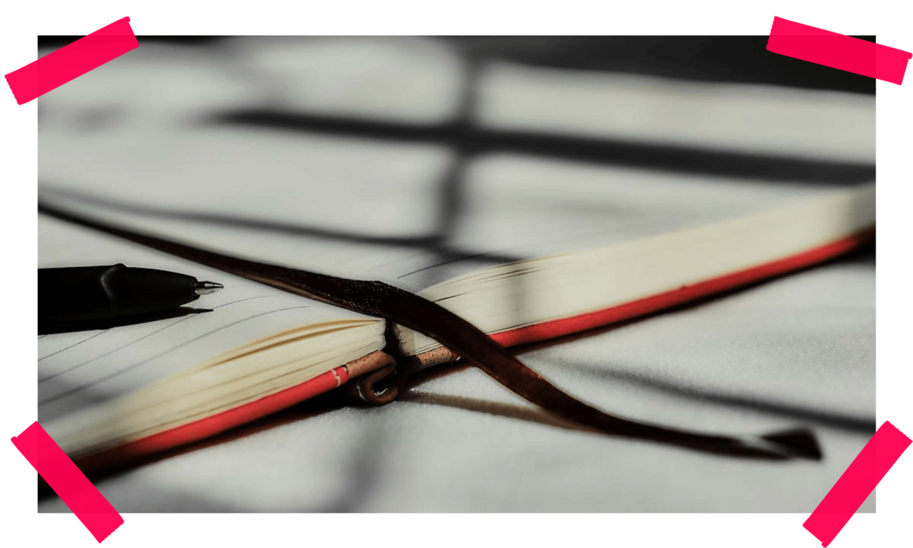 Stift und Papier in Licht