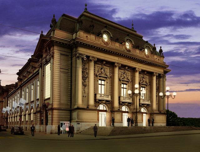 Abendlich beleuchtete Ansicht des Kulturcasinos Bern mit seiner reich verzierten historischen Fassade.
