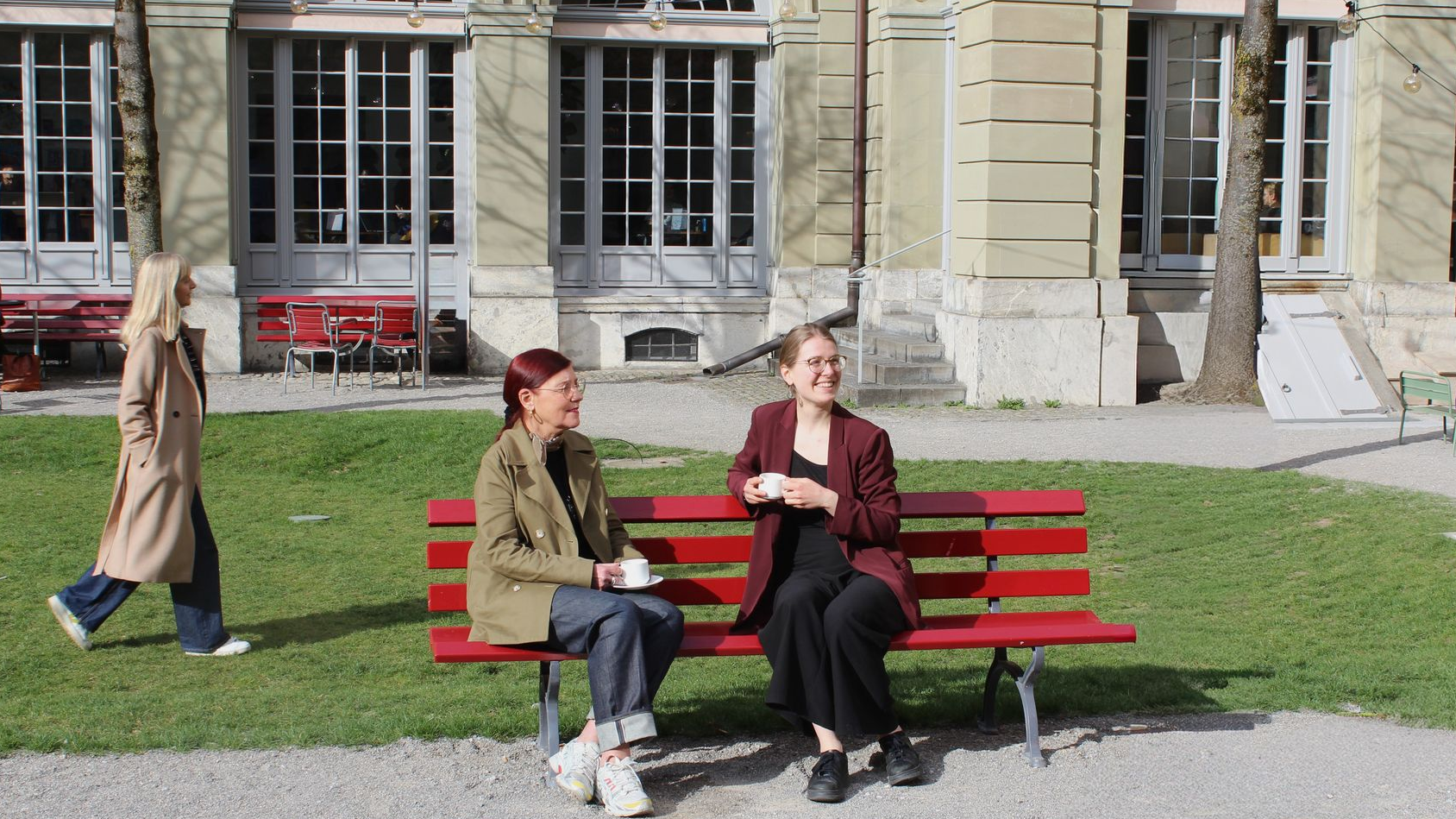 Innenhof Burgerspital Sitation mit Personen