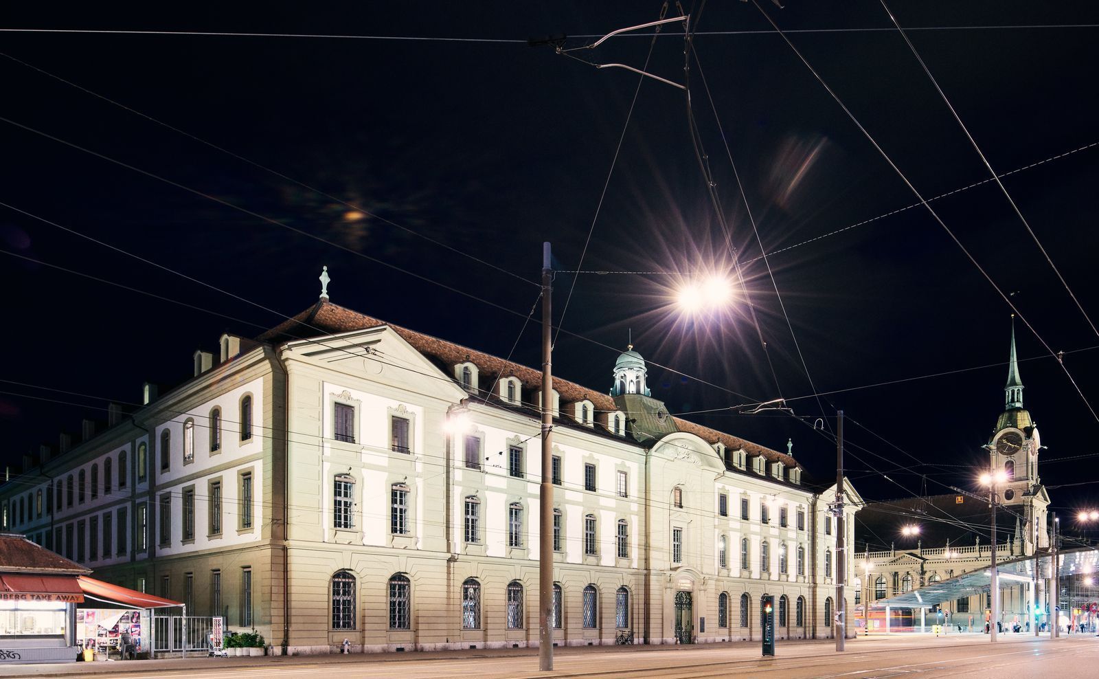 Das Burgerspital von aussen bei Nacht 