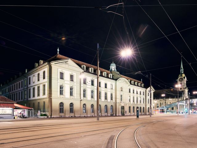 Das Burgerspital von aussen bei Nacht 