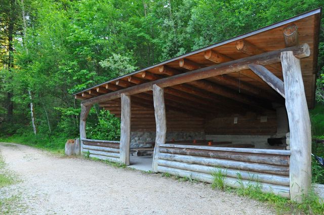 Aussenansicht der Waldhütte Spilwald