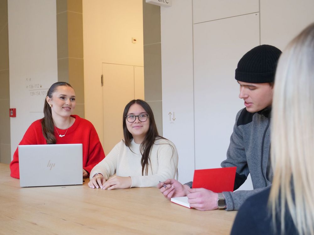 Zwei KV-Lernende bei einer Besprechung