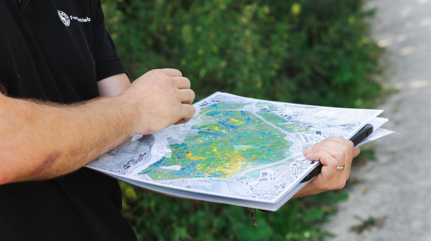Zwei Händer, welche eine Karte des Waldes halten