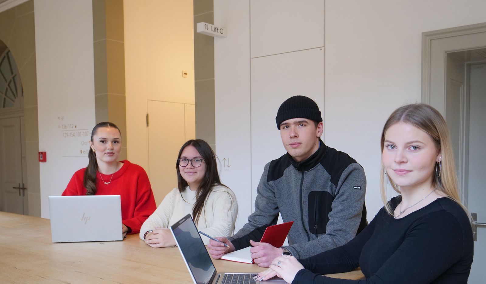 veschiedene Lernende zusammen am Tisch