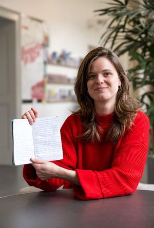 Anna Thalmann mit einem Witzebuch