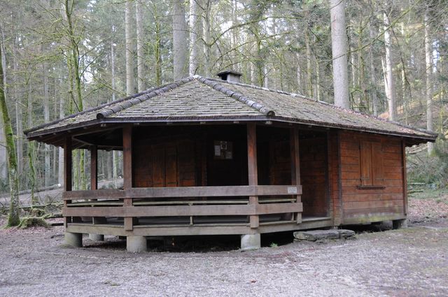 Aussenansicht der Waldhütte Sädelbach