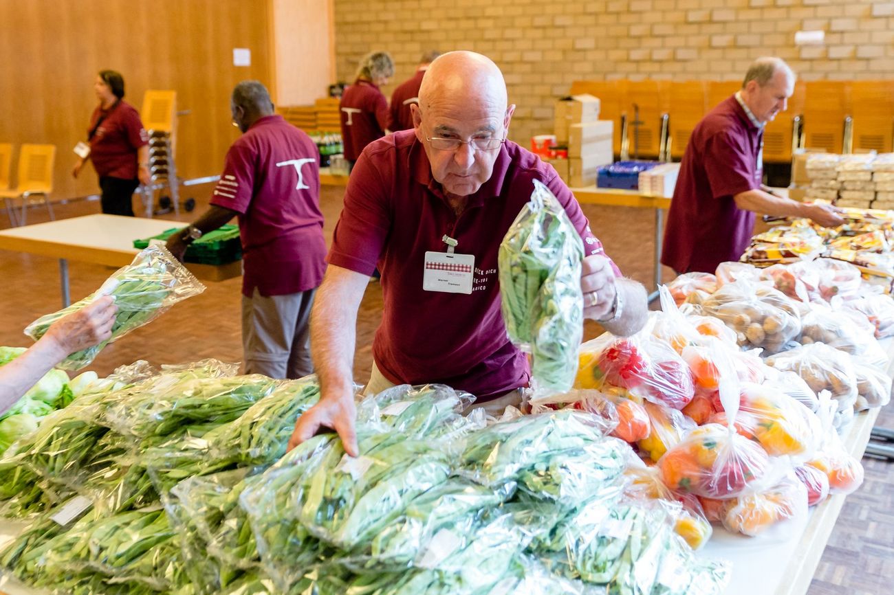 Bild von Tisch voller Esswaren