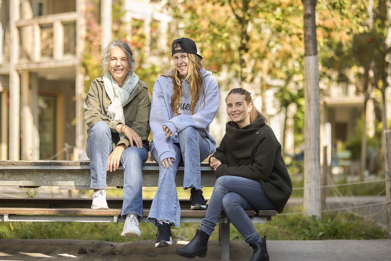 drei Frauen sitzen auf einem Bank