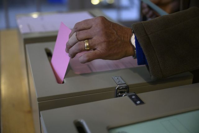 Le bulletin de vote est déposé dans l'urne.