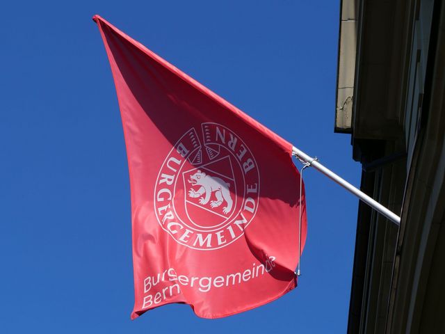 Flagge der Burgergemeinde Bern im Wind