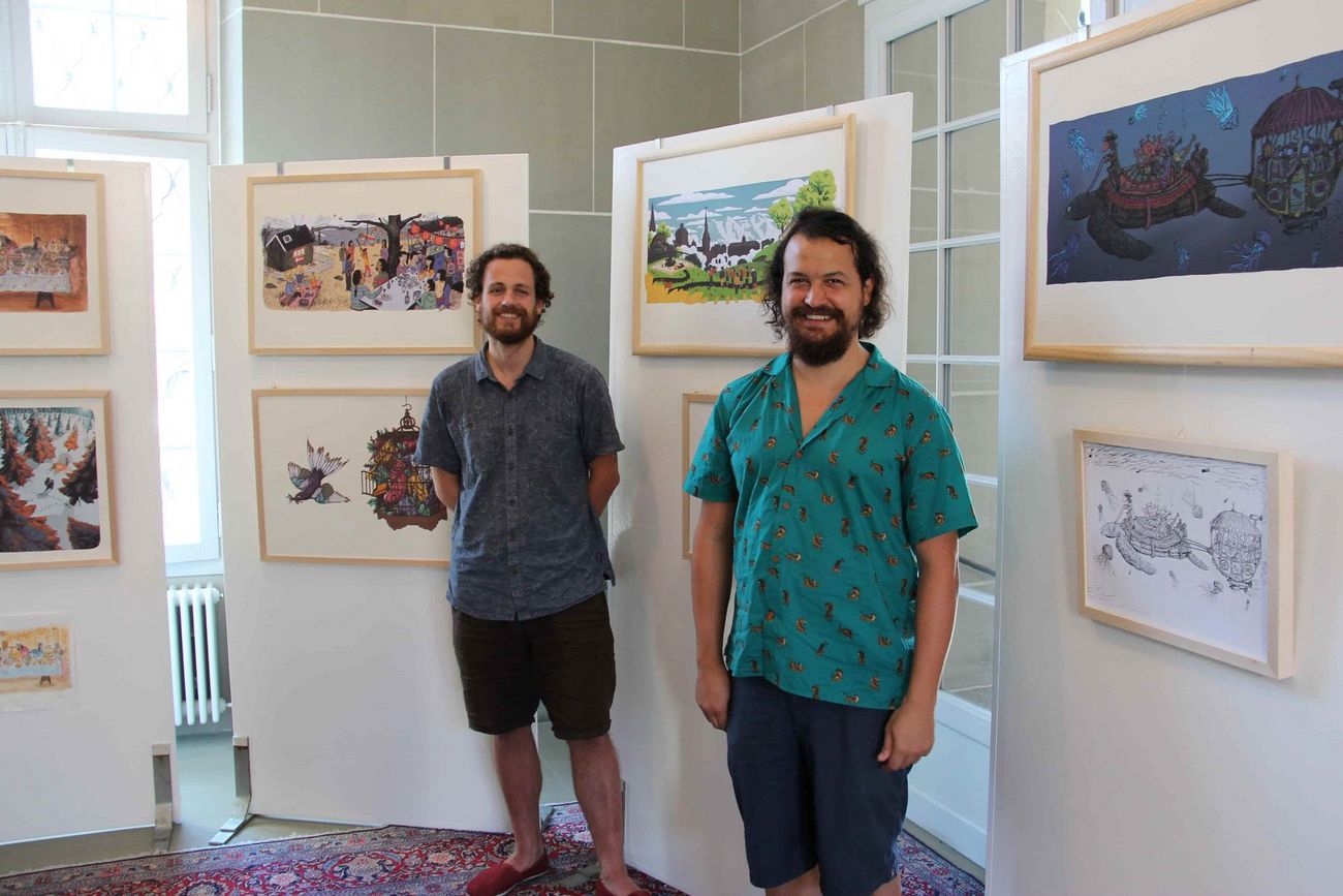 Kunstausstellung mit den zwei Künstlern im Vordergrund