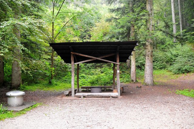 Überdachte Grillstelle der Waldhütte Schönenbrunnen