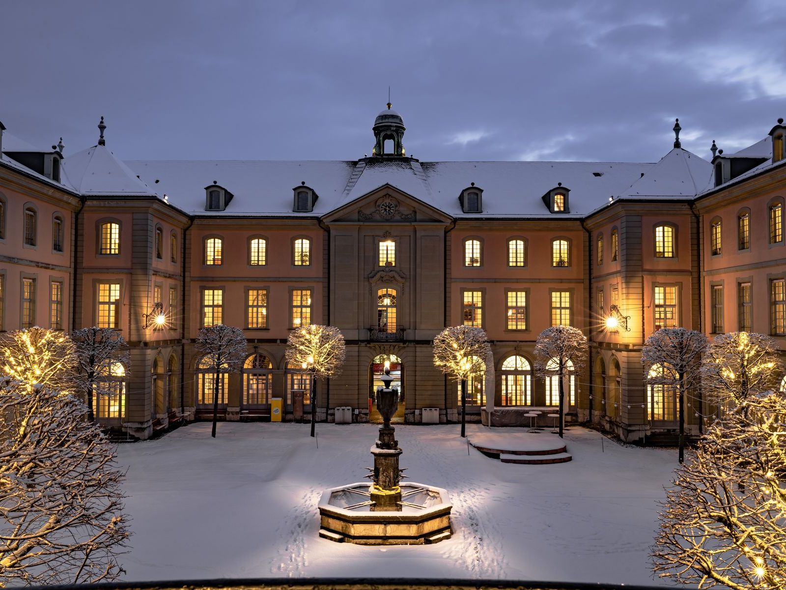 Burgerspital Innenhof bei Schnee und eindunkeln