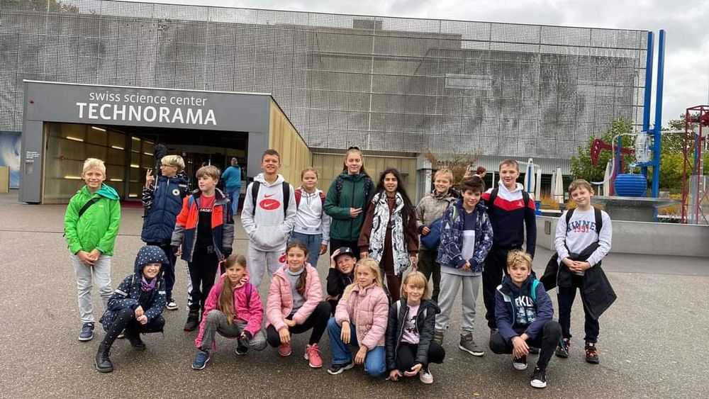 Gruppenbild von geflüchteten Kindern auf dem Ausflug ins Technorama