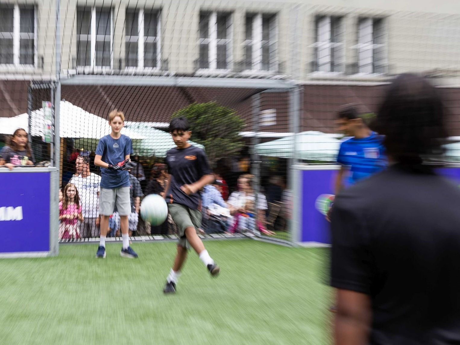 Jugendliche auf einem Kleinfeld-Fussballplatz