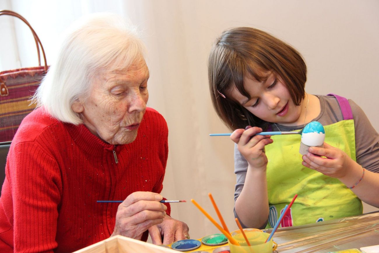 Alte Frau und junges Mädchen gemalen Eier zusammen