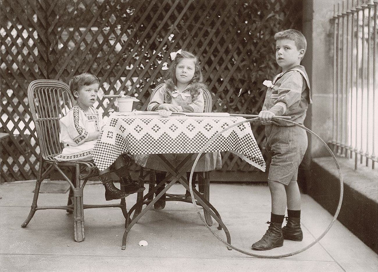 altes Bild von drei Kindern