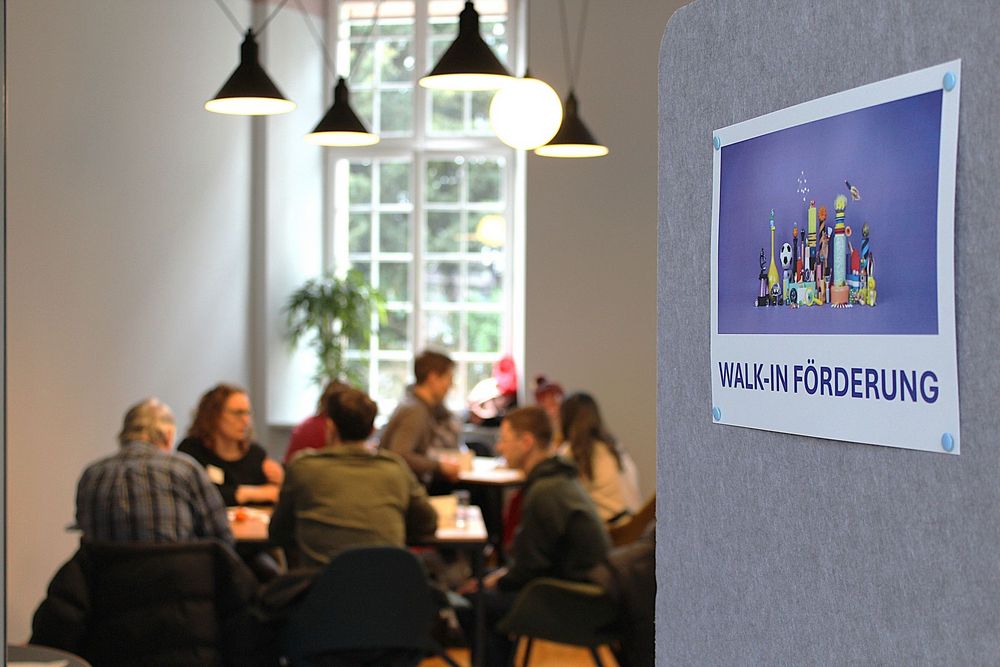 Viele Besuchende im Raum mit dem Beratungsangebot