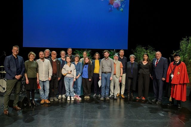 Foto von der Preisverleihung mit allen prämierten Projekten