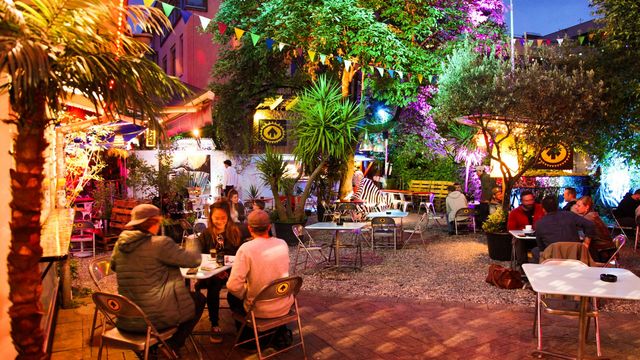 Menschen sitzen im Innenhof der Mokka