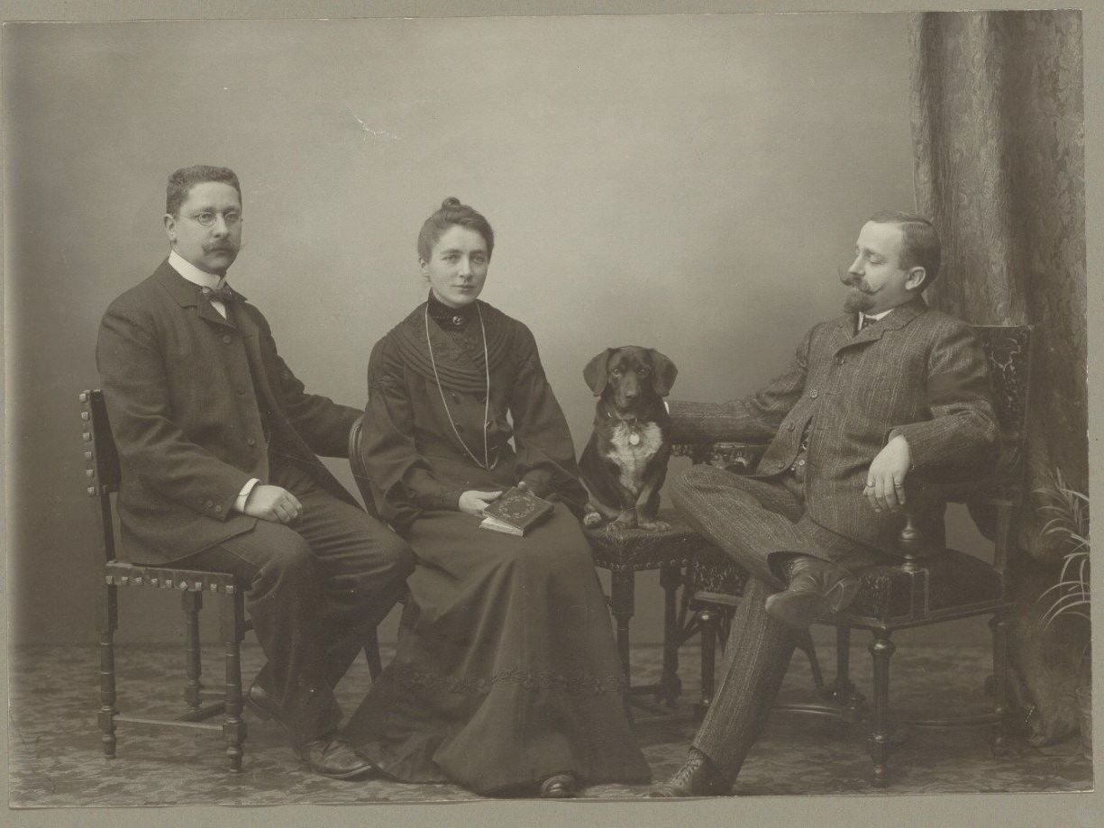 Die Fotografie zeigt die Gebrüder Johann Friedrich (1872–1959) und Karl Adolf (1875–1939) Stauffer mit ihrer Schwester Marie Hug-Stauffer (1871–1909).