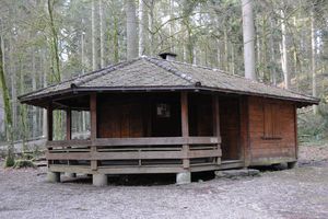 Aussenansicht der Waldhütte Sädelbach