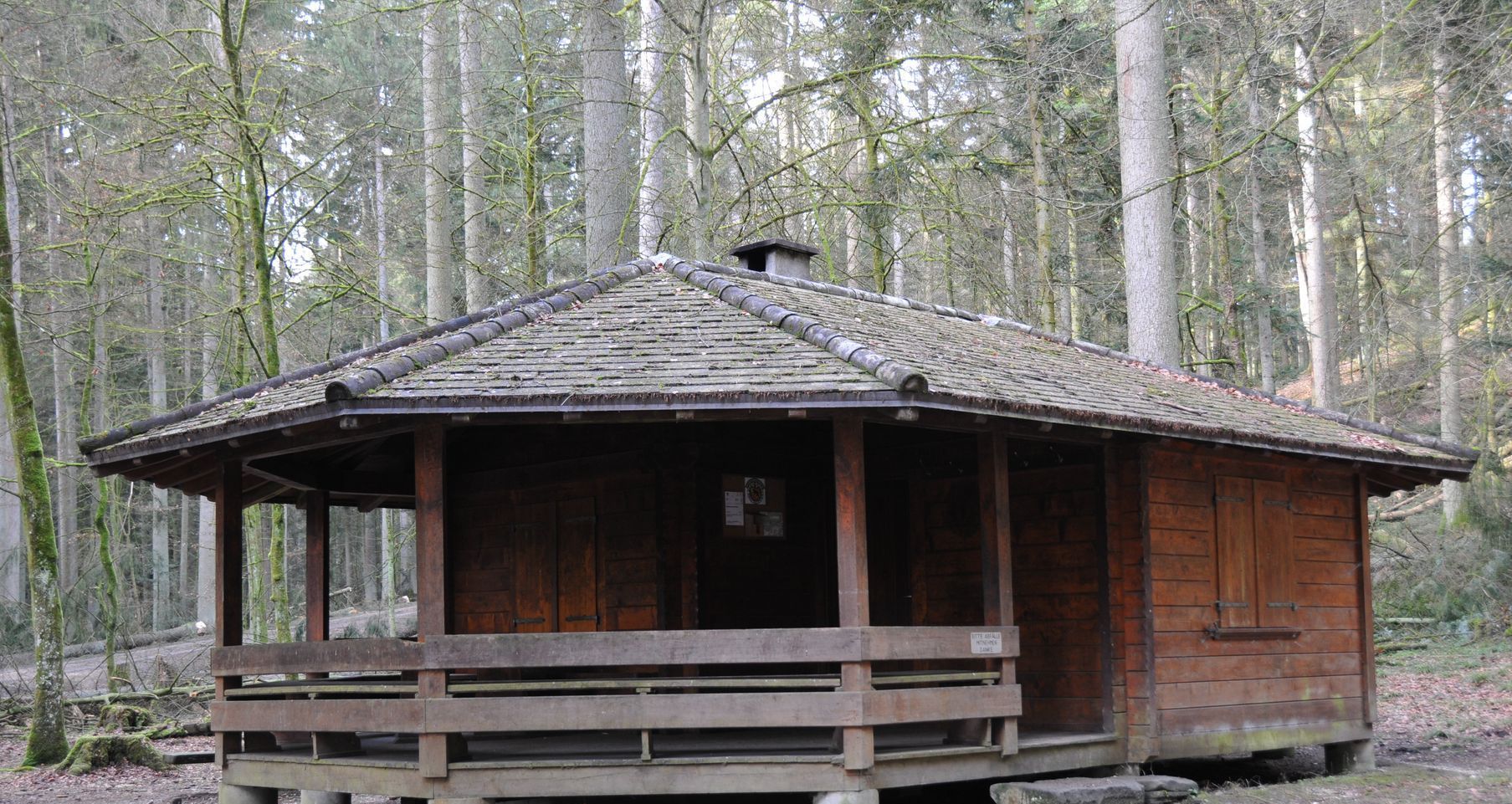 Aussenansicht der Waldhütte Sädelbach