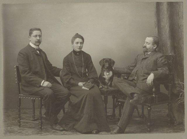 Die Fotografie zeigt die Gebrüder Johann Friedrich (1872–1959) und Karl Adolf (1875–1939) Stauffer mit ihrer Schwester Marie Hug-Stauffer (1871–1909).