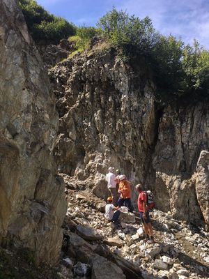Eine geologische Exkursion: Menschen im Geröll
