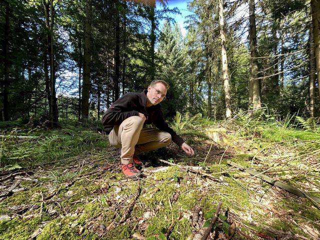 Philipp Egloff zeigt einen natürlich verjüngten Waldboden