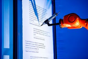 Roboterarm schreibt einen Text
