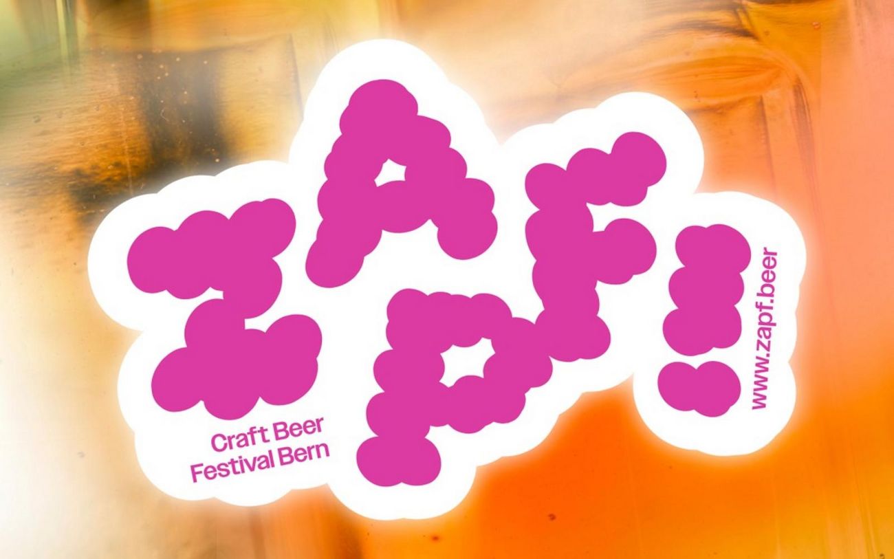 Grafisches Logo des ZAPF! Craft Beer Festival Bern in kräftigem Pink auf weissem Hintergrund vor einem orangenen, unscharfen Hintergrund.