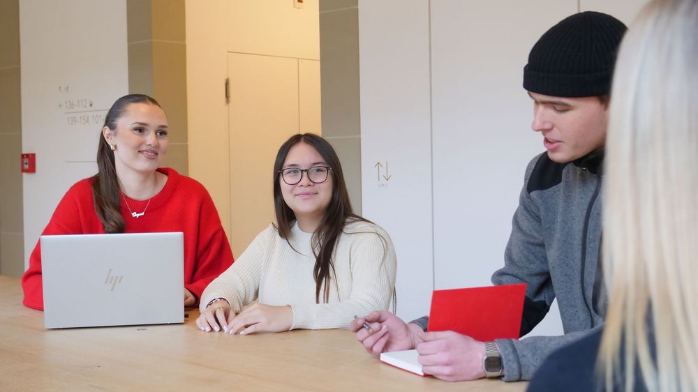 Zwei KV-Lernende bei einer Besprechung