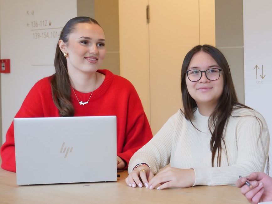 Deux apprentis commerciaux lors d'une réunion