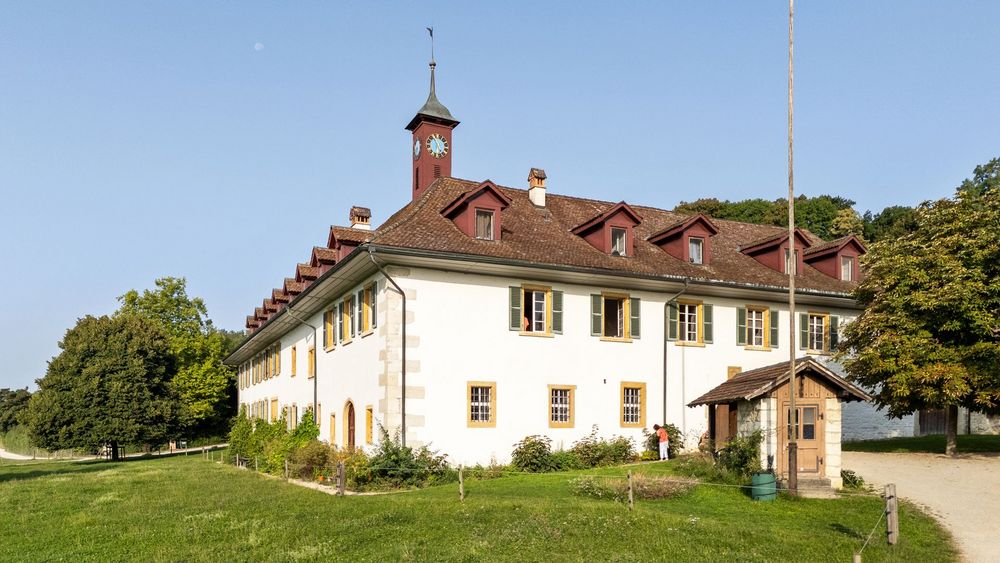 Historisches Gebäude mit weissen Wänden bei schönem Wetter