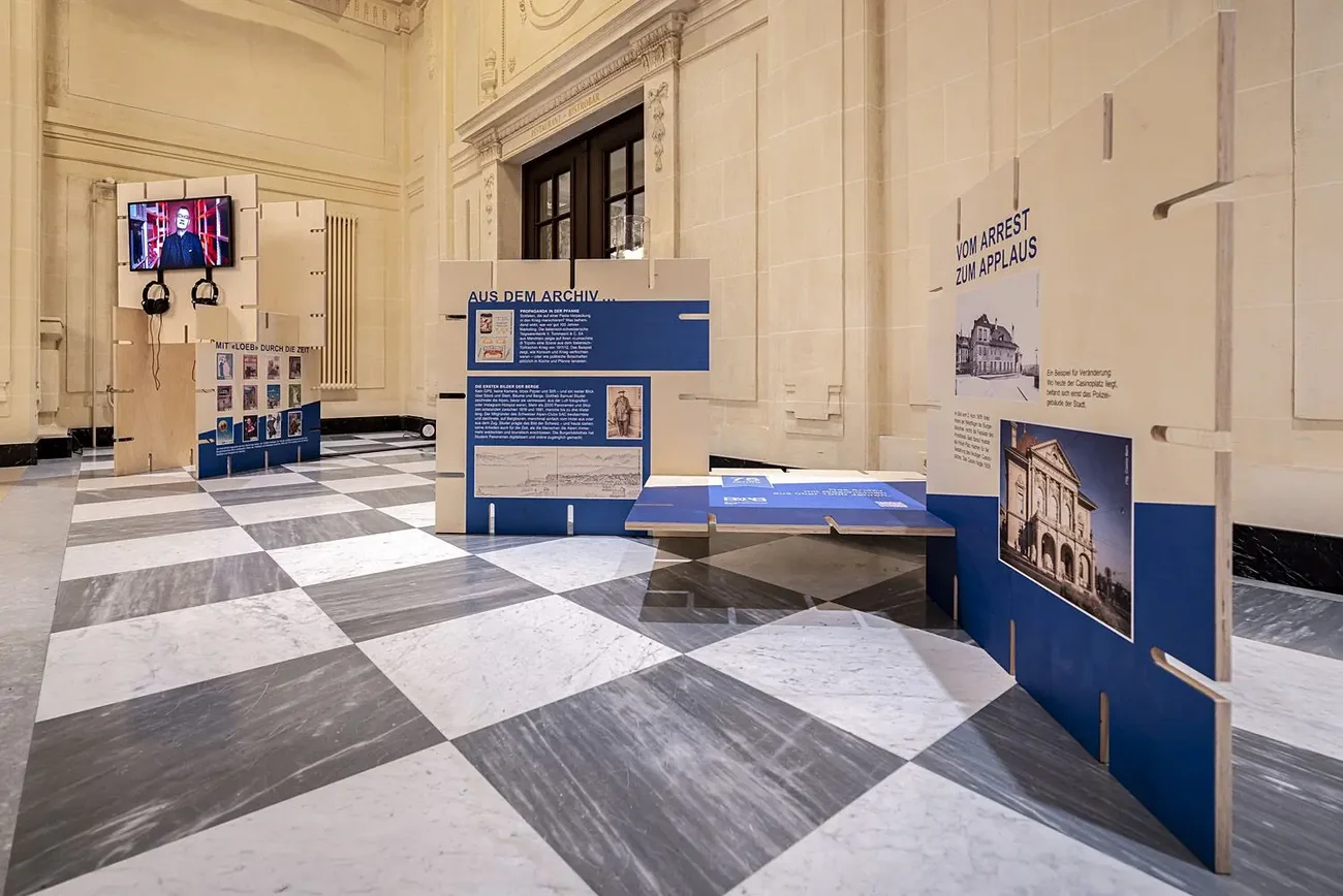 Mobile Ausstellung der Burgerbibliothek mit Infotafeln in historischer Halle.