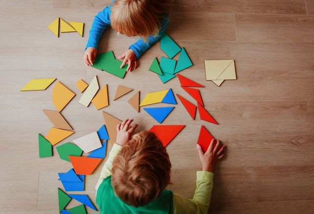 Zwei spielende Kleinkinder 