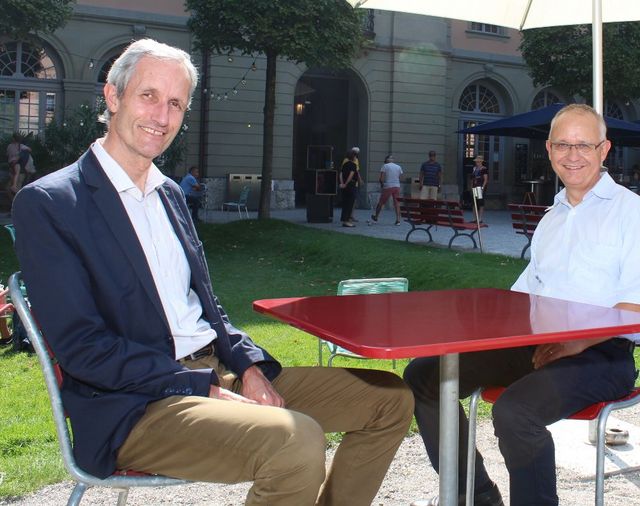 CHristoph Pappa und Christophe von Werdt an einem Tisch