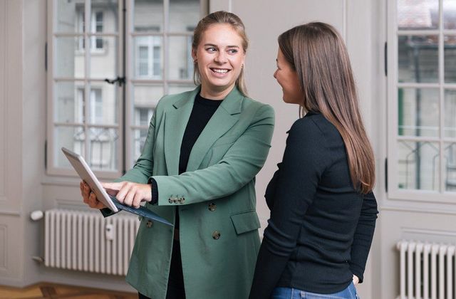 Photo de Jeanine Weber lors d'une remise d'appartement