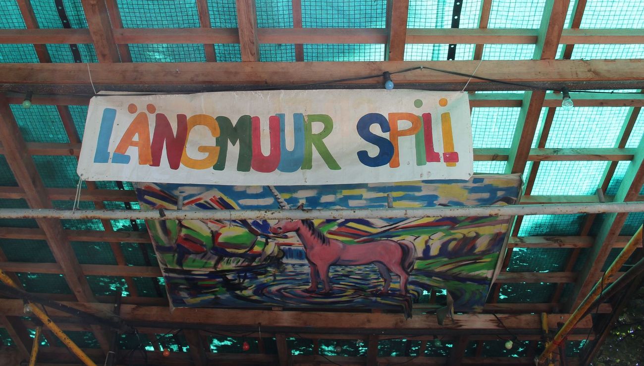 bemalter Stoff "Längmuur Spili" hängt an der Decke