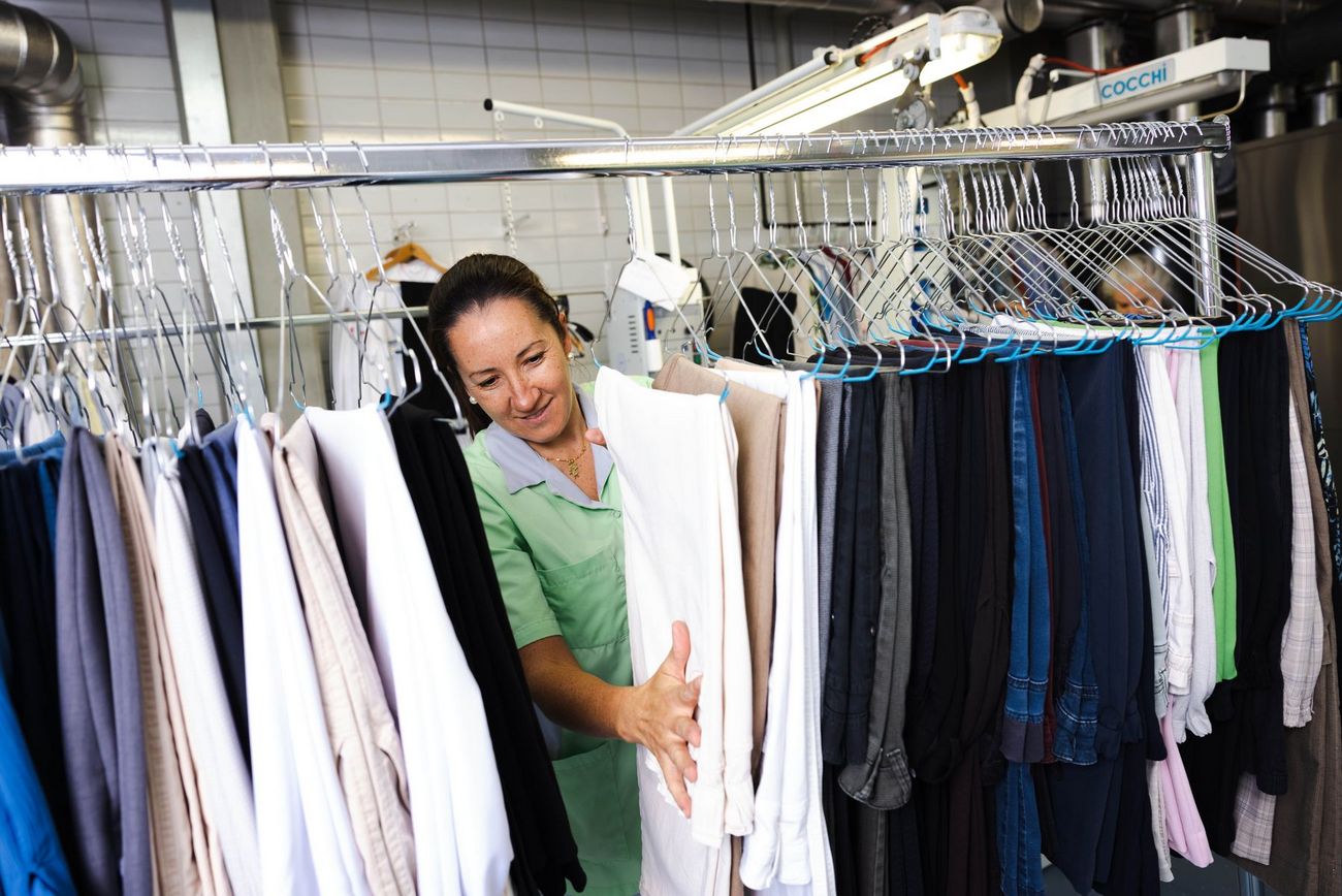 Frau, welche Wäsche sortiert