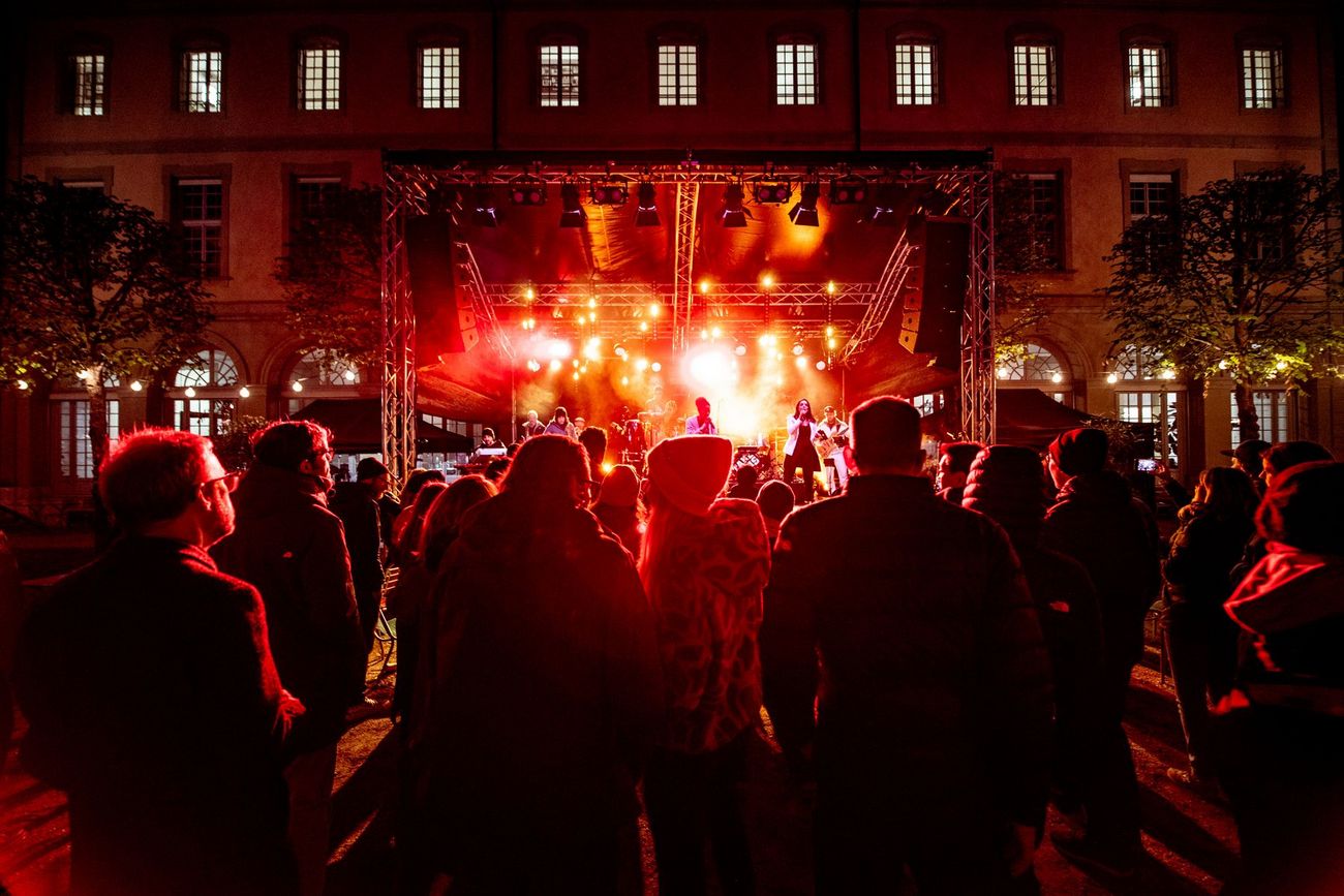 Menschenmasse vor Konzertbühne