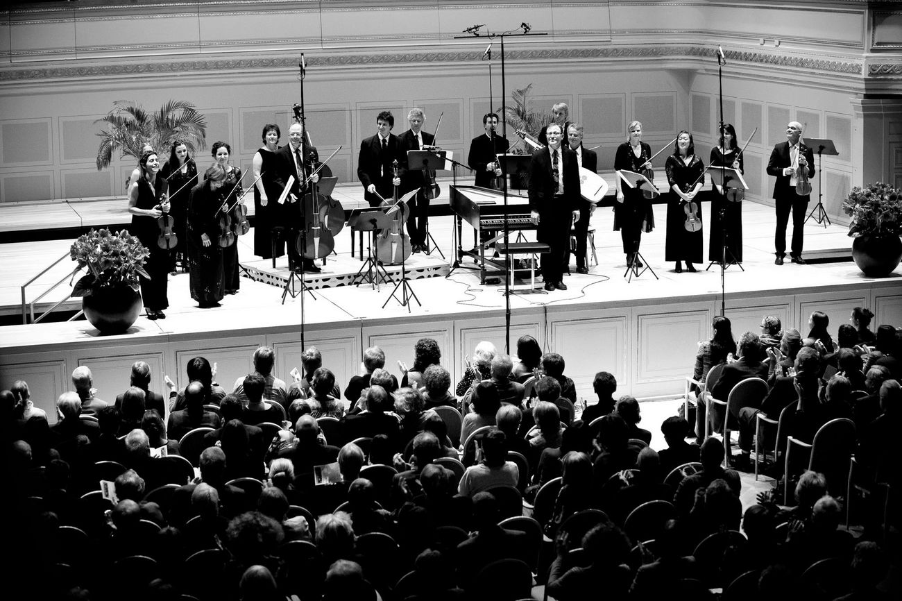 Ein Orchester steht auf einer Bühne und verbeugt sich vor dem Publikum im Konzertsaal, des Kultur Casinos Bern.
