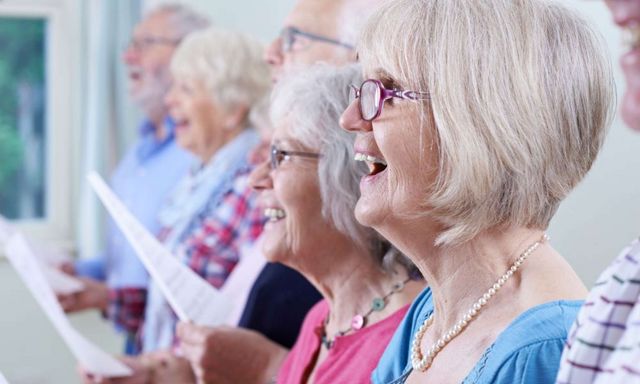 Singende Menschen im Chor