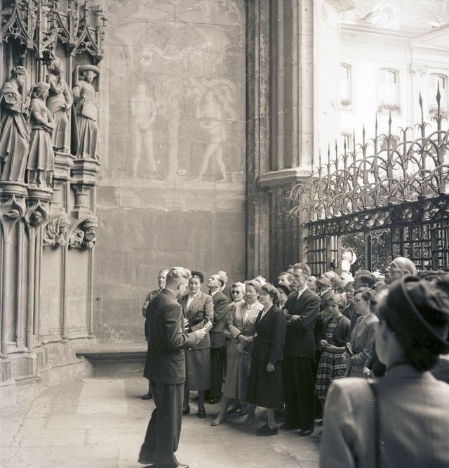 Altes Bild einer Führung im Berner Münster