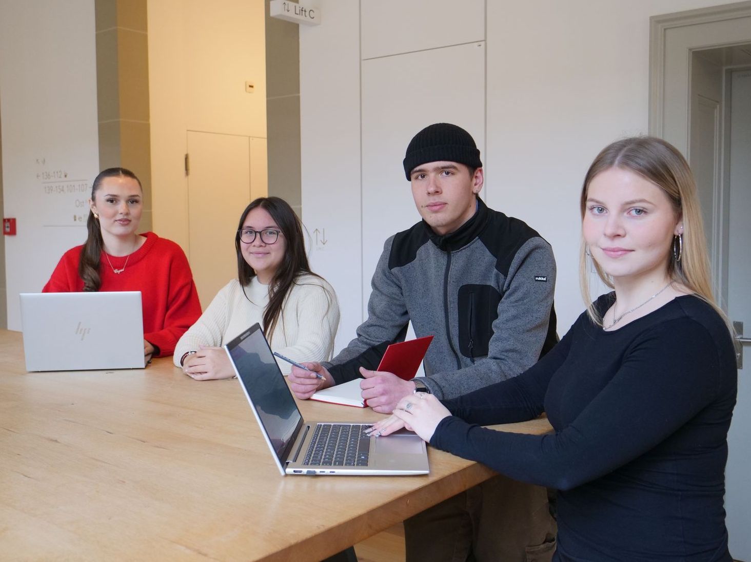 veschiedene Lernende zusammen am Tisch