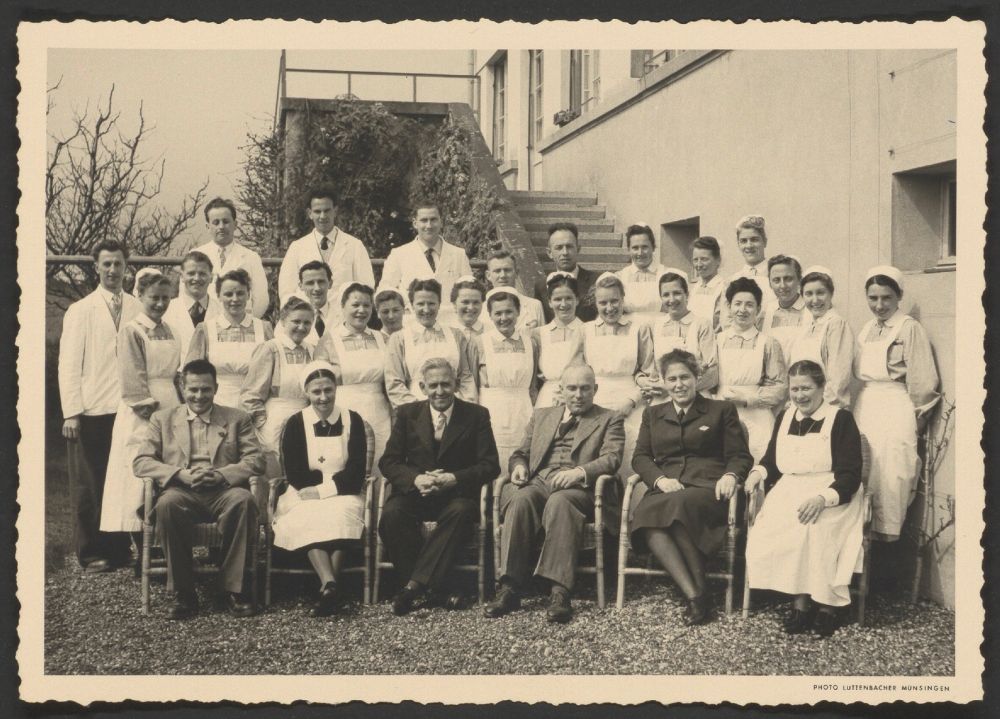 Der Psychiater Max Müller (im dunklen Anzug in der Mitte sitzend) mit der Belegschaft der Psychiatrischen Klinik Münsingen, 1951